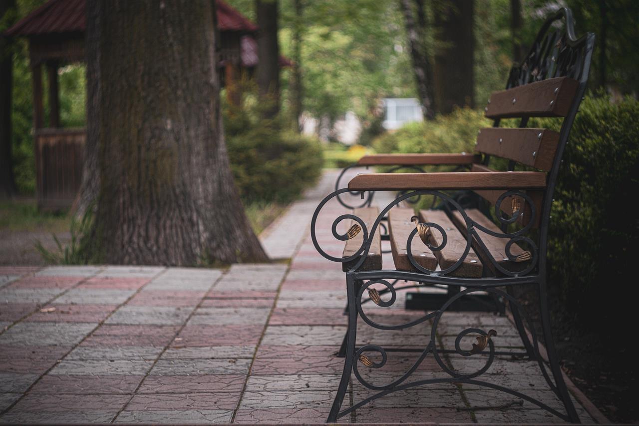 Træbænke og polyrattan bænke til salg hos Havehobby.dk